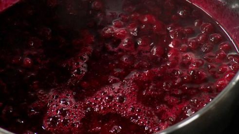 фрикадельки с брусничным соусом