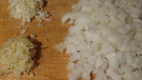 фрикадельки с овощами и кунжутом