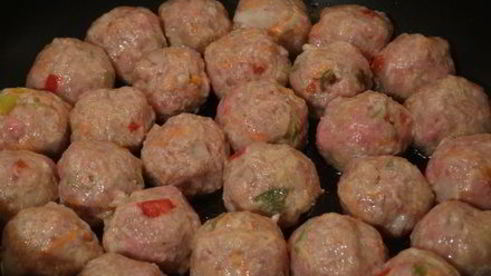 фрикадельки с овощами и кунжутом