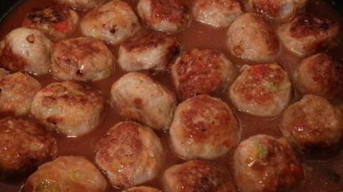 фрикадельки с овощами и кунжутом