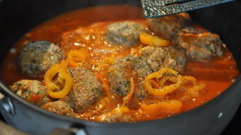 фрикадельки с пастой и соусом