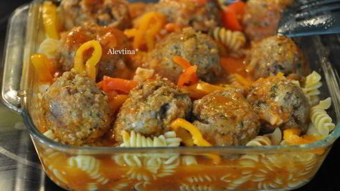 фрикадельки с пастой и соусом