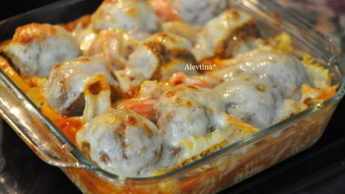 фрикадельки с пастой и соусом