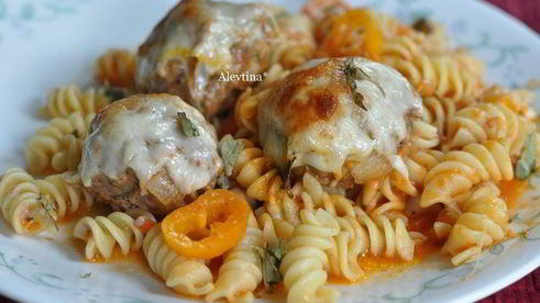 фрикадельки с пастой и соусом