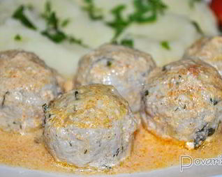 Куриные фрикадельки с сыром в сливочном соусе