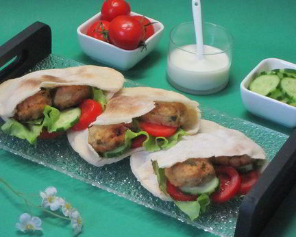 Пита с фрикадельками из нута фалафель