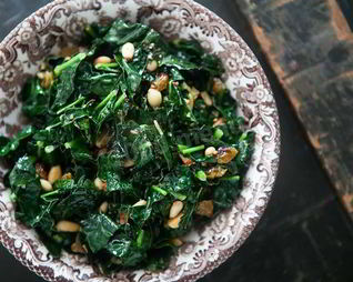 Гарнир из мангольда с кедровыми орешками и изюмом