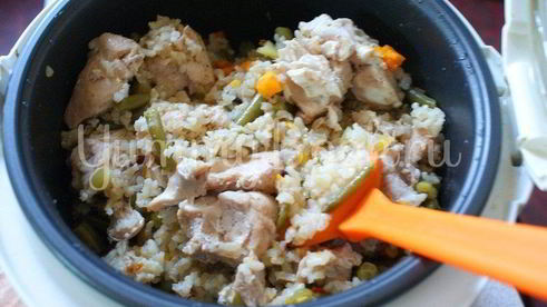 бурый рис с мясом и овощами в мультиварке