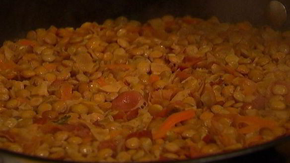 Рецепт Чечевица с грибами, ветчиной и куриными сосисками