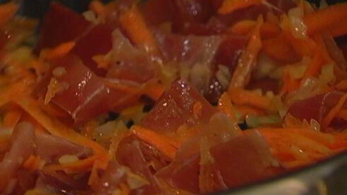 чечевица с грибами, ветчиной и куриными сосисками