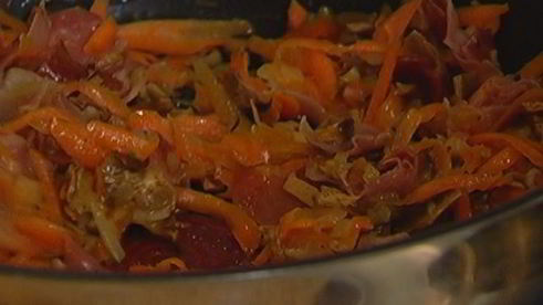 чечевица с грибами, ветчиной и куриными сосисками