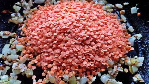 чечевица с пикантным луком и авокадо