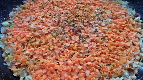 чечевица с пикантным луком и авокадо