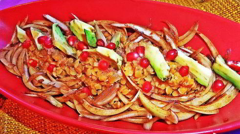 чечевица с пикантным луком и авокадо