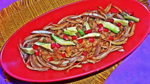 чечевица с пикантным луком и авокадо