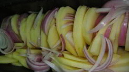 картофель гармошка с луком