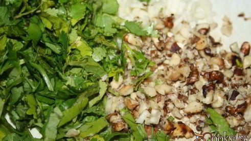 картофель с грецким орехом, кинзой и чесноком