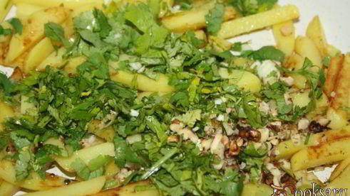 картофель с грецким орехом, кинзой и чесноком