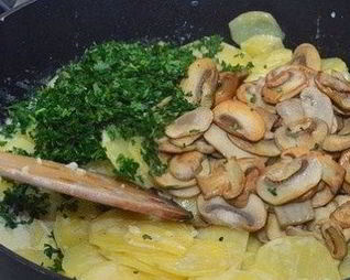 Картофель с грибами в сливках
