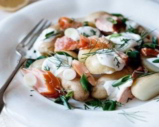 Картофель с копченым лососем под соусом из йогурта