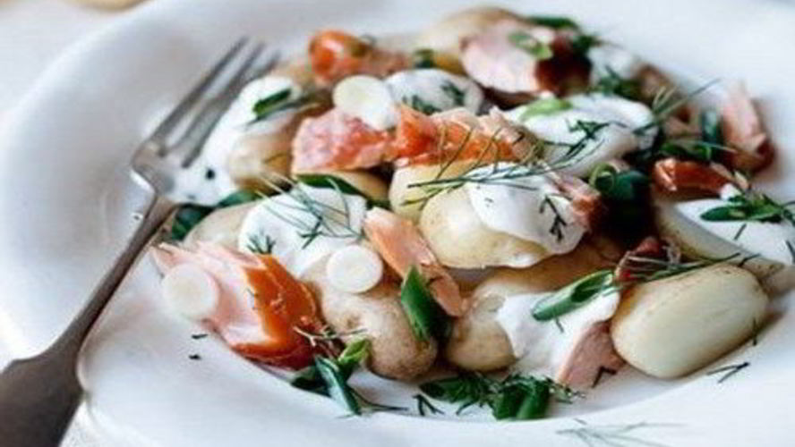 Рецепт картофель с копченым лососем под соусом из йогурта