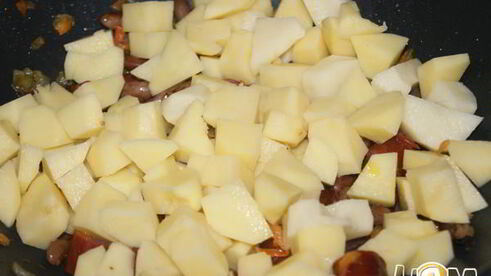 картофель с охотничьими колбасками