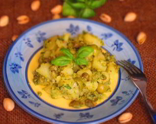Картофель с оливками, фисташками и базиликом