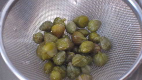 картофель с оливками, фисташками и базиликом