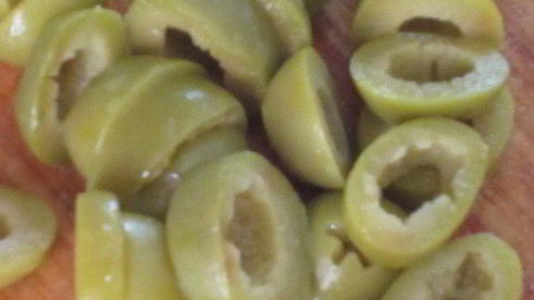 картофель с оливками, фисташками и базиликом