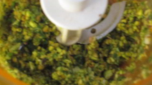 картофель с оливками, фисташками и базиликом