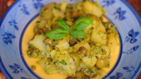 картофель с оливками, фисташками и базиликом