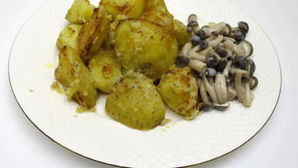 Рецепт Картофель со сметаной и хмели-сунели в мультиварке