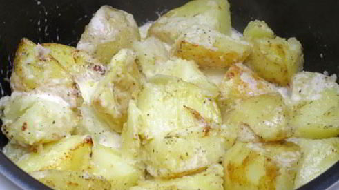 картофель со сметаной и хмели-сунели в мультиварке