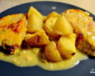 Картофель со свининой и сыром в духовке