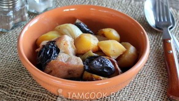 Рецепт Картошка с черносливом и мясом в духовке