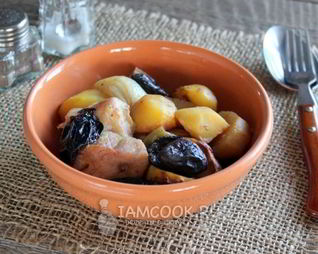 Картошка с черносливом и мясом в духовке