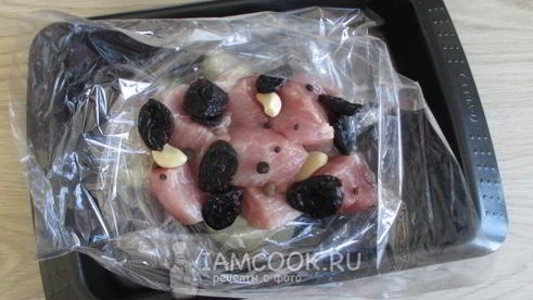 картошка с черносливом и мясом в духовке