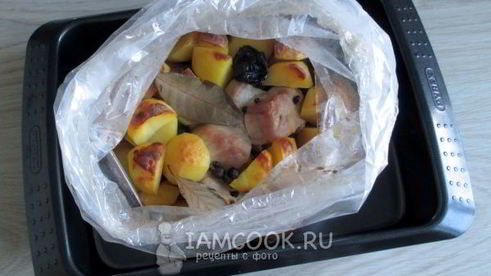 картошка с черносливом и мясом в духовке