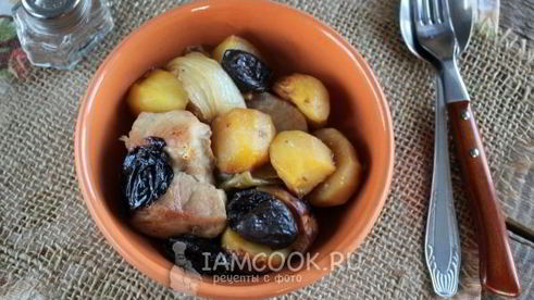 картошка с черносливом и мясом в духовке