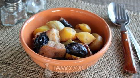 картошка с черносливом и мясом в духовке