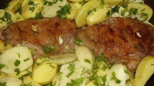 картошка с куриной грудкой , зеленью и пряными травами