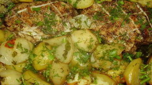 картошка с куриной грудкой , зеленью и пряными травами