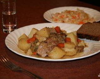 Картошка с мясом в чугунке в духовке