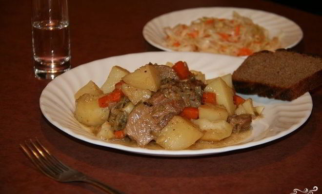 Картошка с мясом в чугунке в духовке