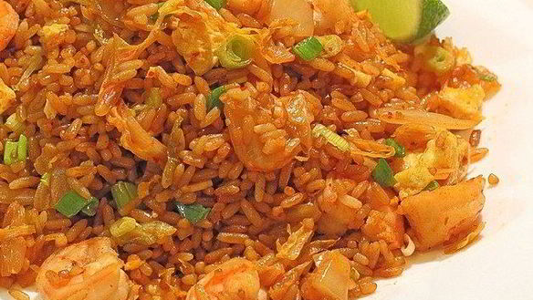 Рецепт Классический жареный рис по-кантонски с курицей и креветками