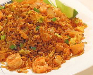 Классический жареный рис по-кантонски с курицей и креветками