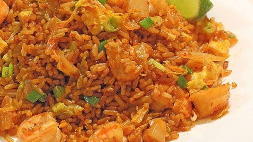Рецепт классический жареный рис по-кантонски с курицей и креветками