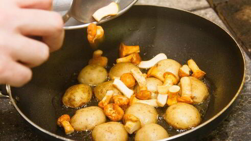 мини-картофель с лисичками