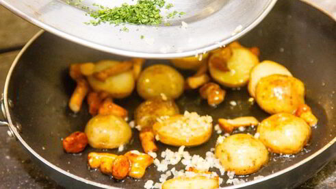 мини-картофель с лисичками