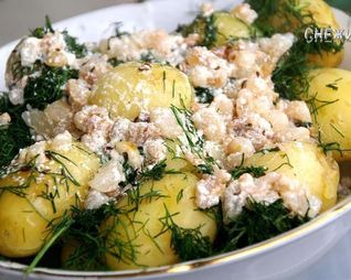 Молодой картофель с укропом и сметанной заправкой